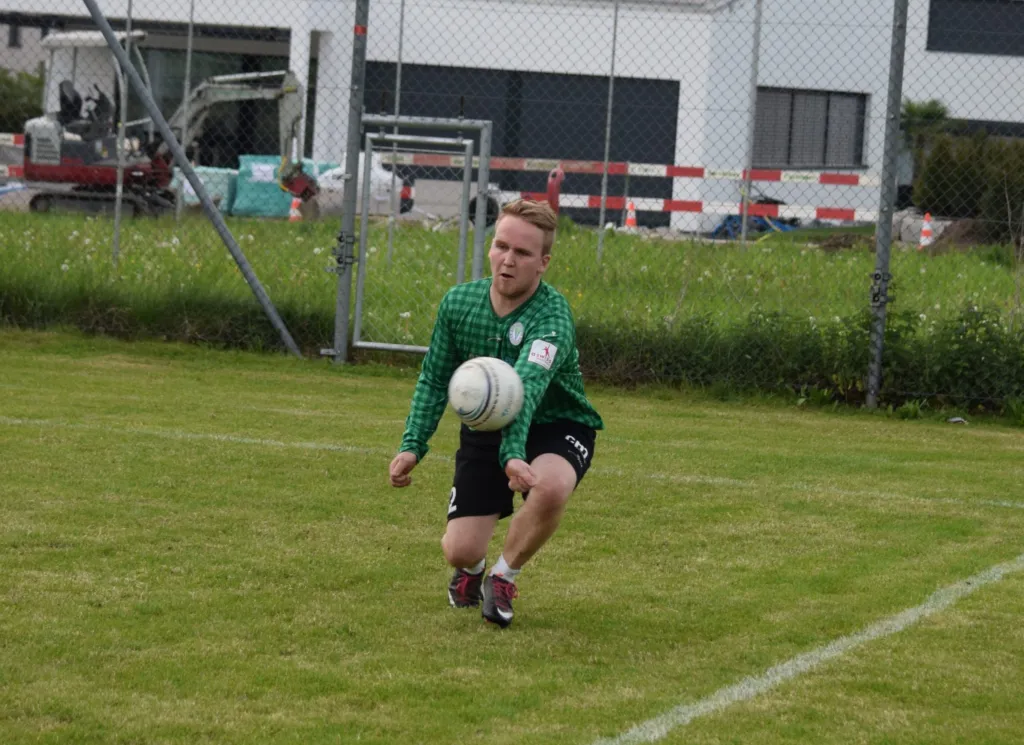 Faustballer hechtet nach dem Ball