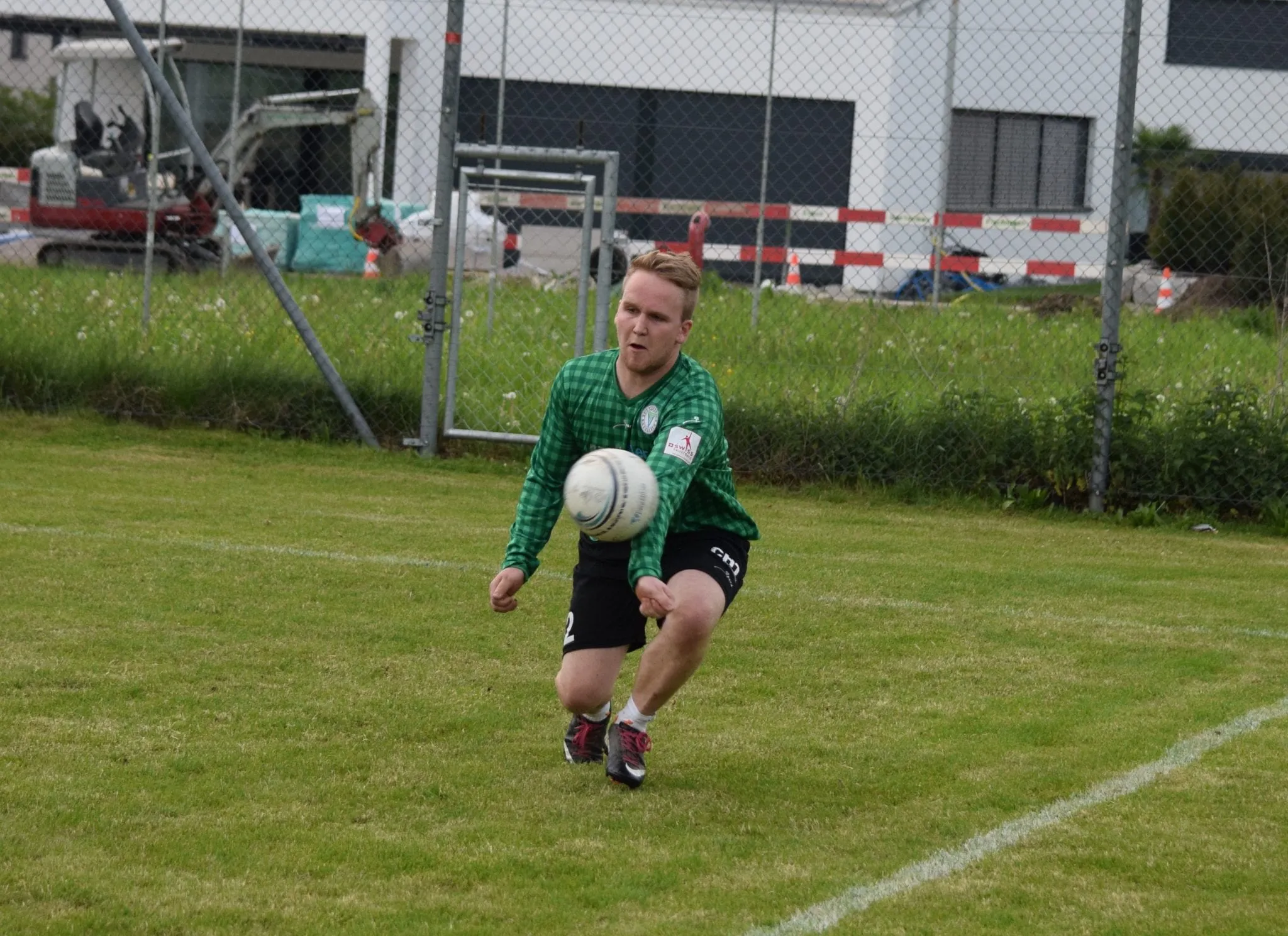 Faustballer hechtet nach dem Ball