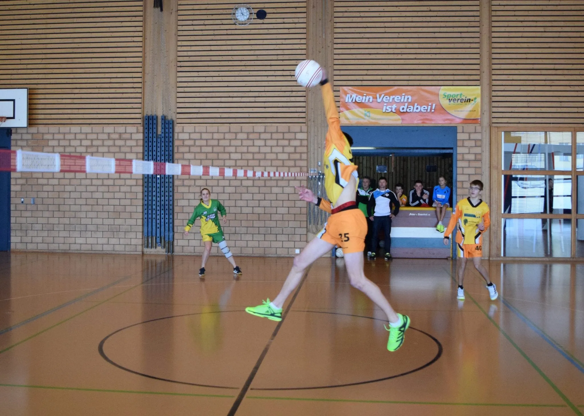 Faustball-Hallenturnier, Spieler beim Schlag