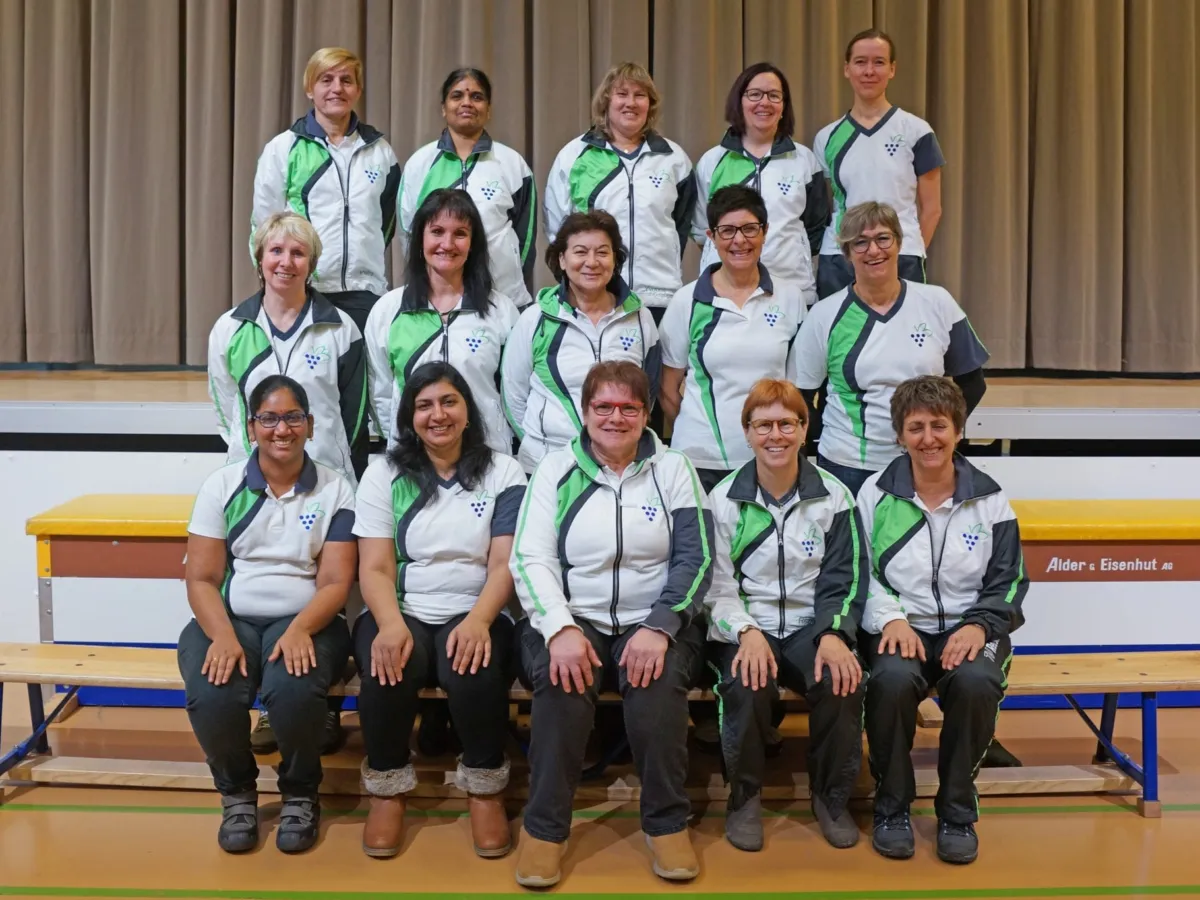 Die Frauenriege in Vereinsjacken, Mannschaftsbild in der Turnhalle