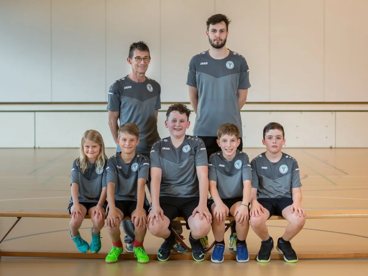 Die Faustball-Jugend mit zwei Leitern, Mannschaftsbild in der Halle