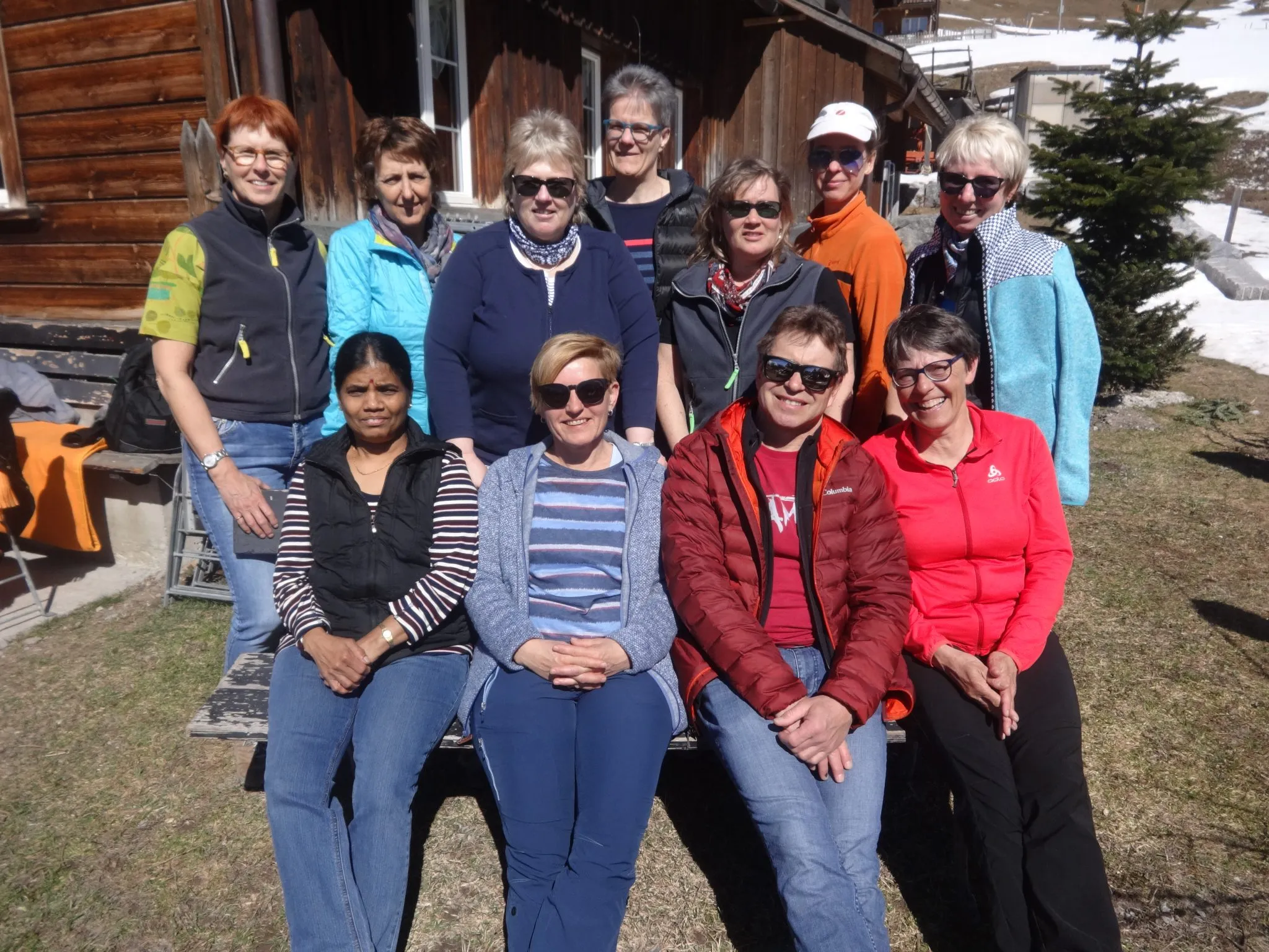 Die Frauenriege vor einer Berghütte