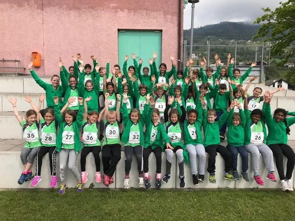 Jubelnde Kinder mit Startnummern am Jugitag in Marbach