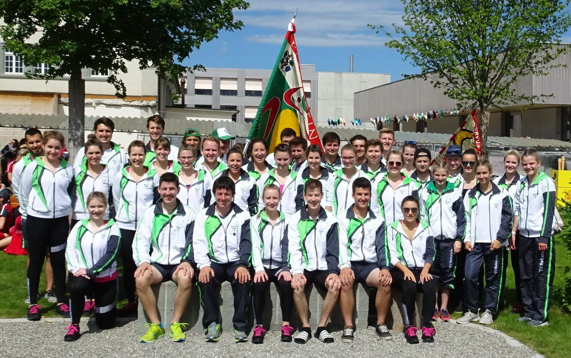 Die Delegation in Vereinsjacken mit der Fahne am Sportfest Häggenschwil