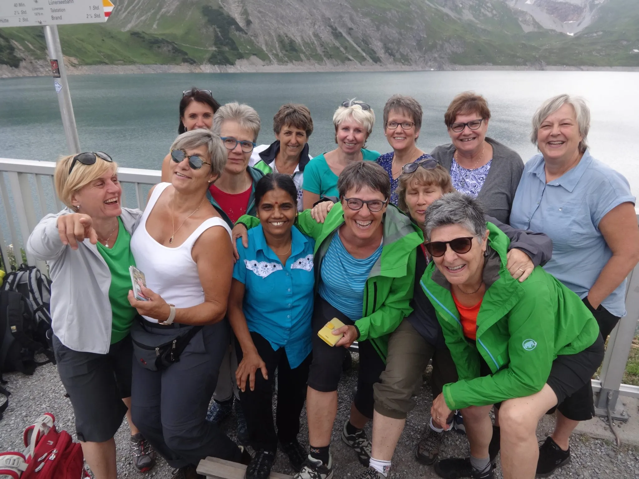 Die Frauenriege am Bergsee auf dem Sommerausflug