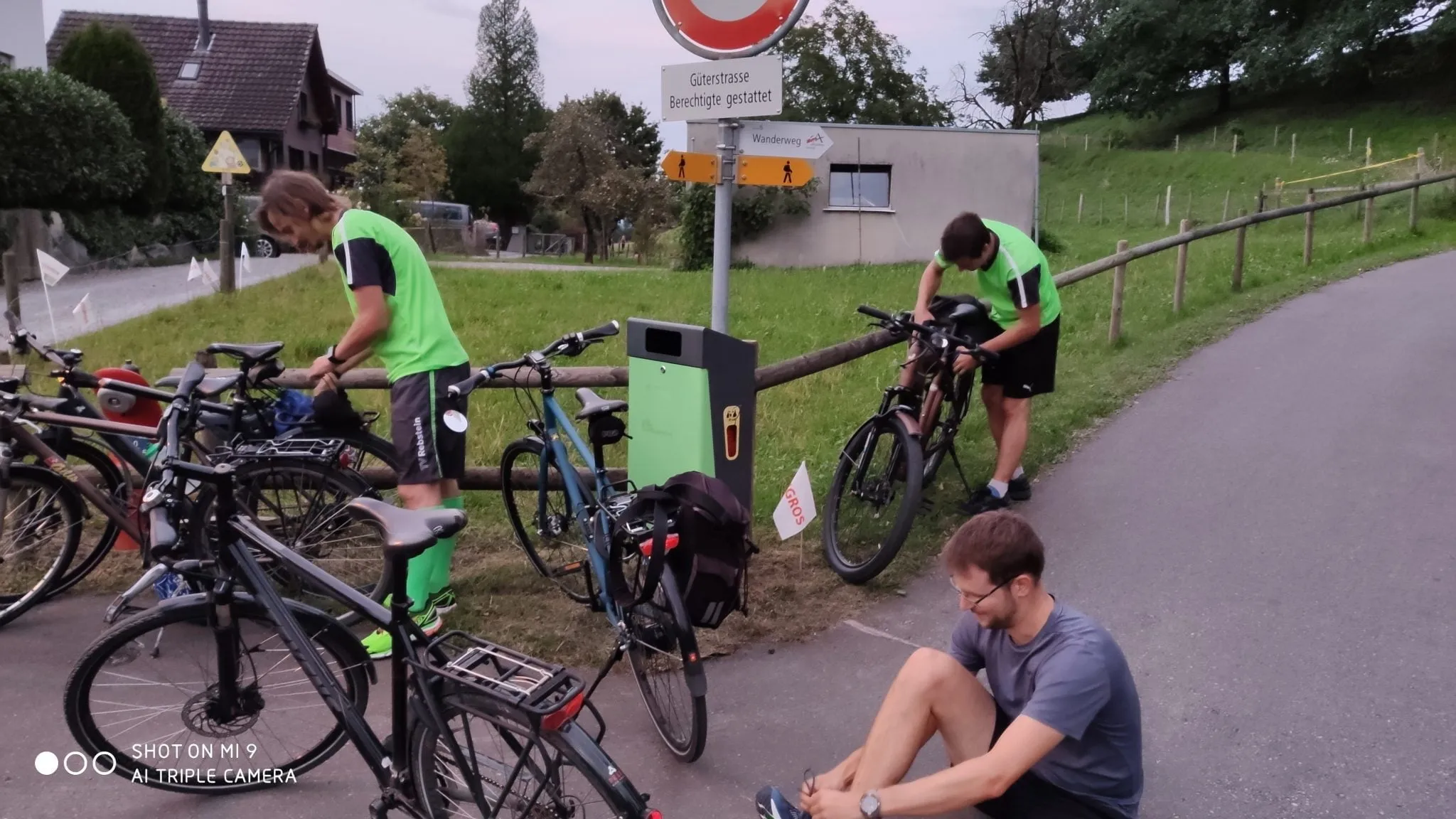 Turner mit Velos am Strassenrand
