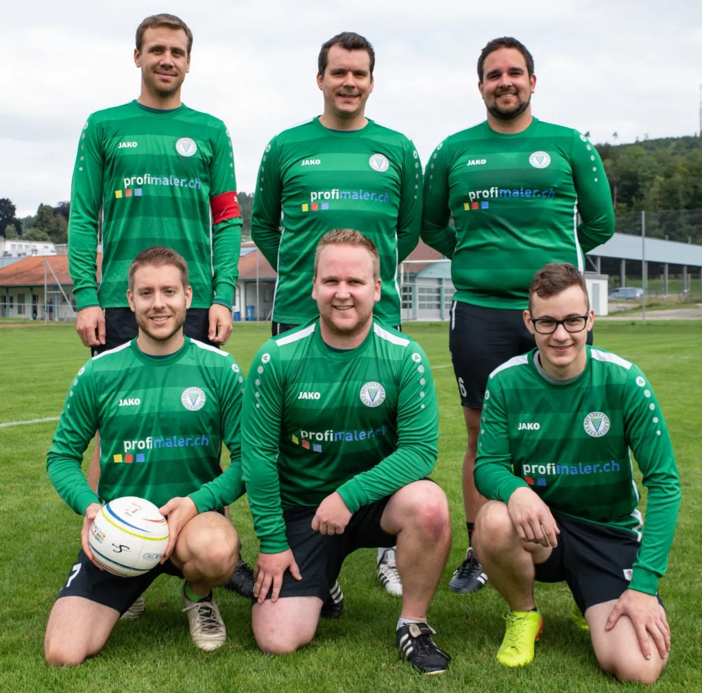 Faustball-Mannschaft in grünen Trikots auf dem Spielfeld