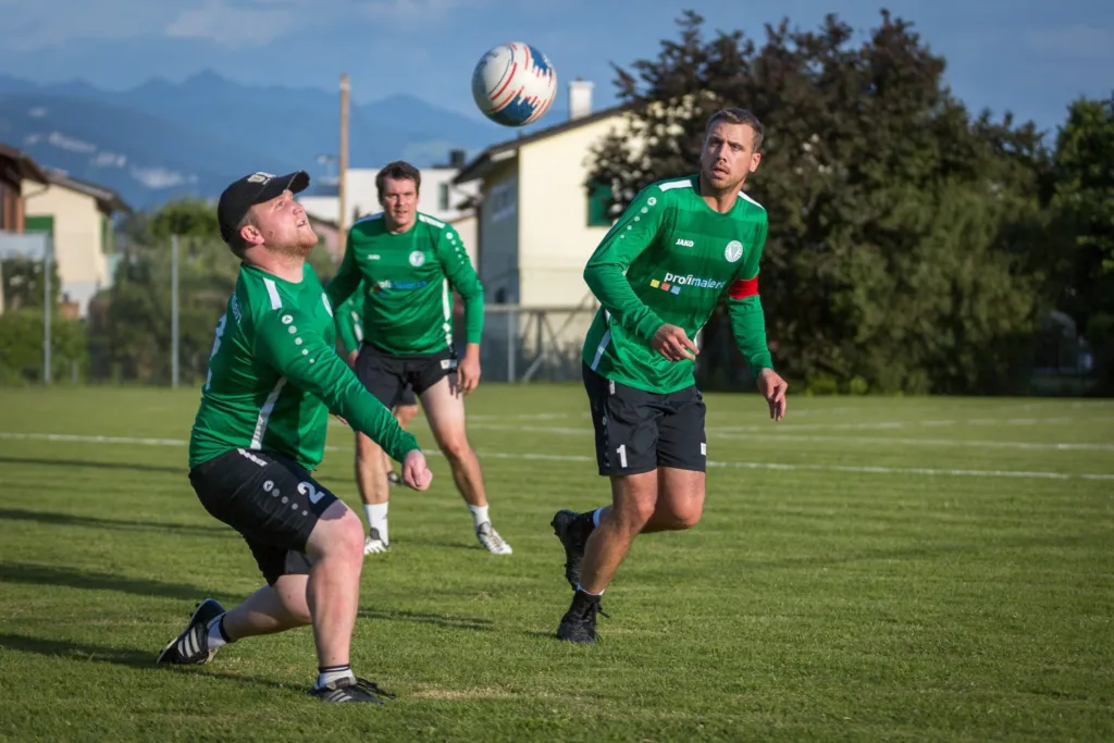 Faustballer beim Spiel im Progy