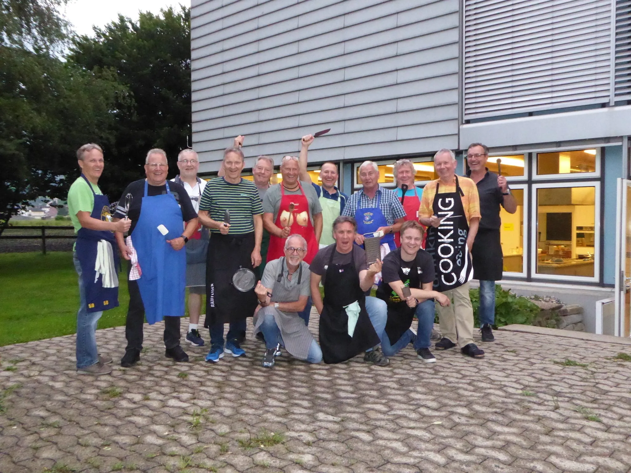 Die Männerriege in Schürzen vor dem Kochkurs