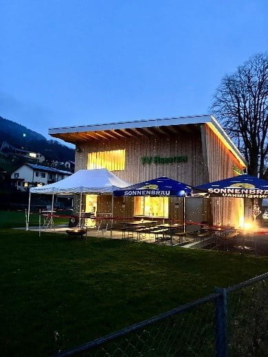 Das Adventsbeizli beim Vereinshaus in der Abenddämmerung