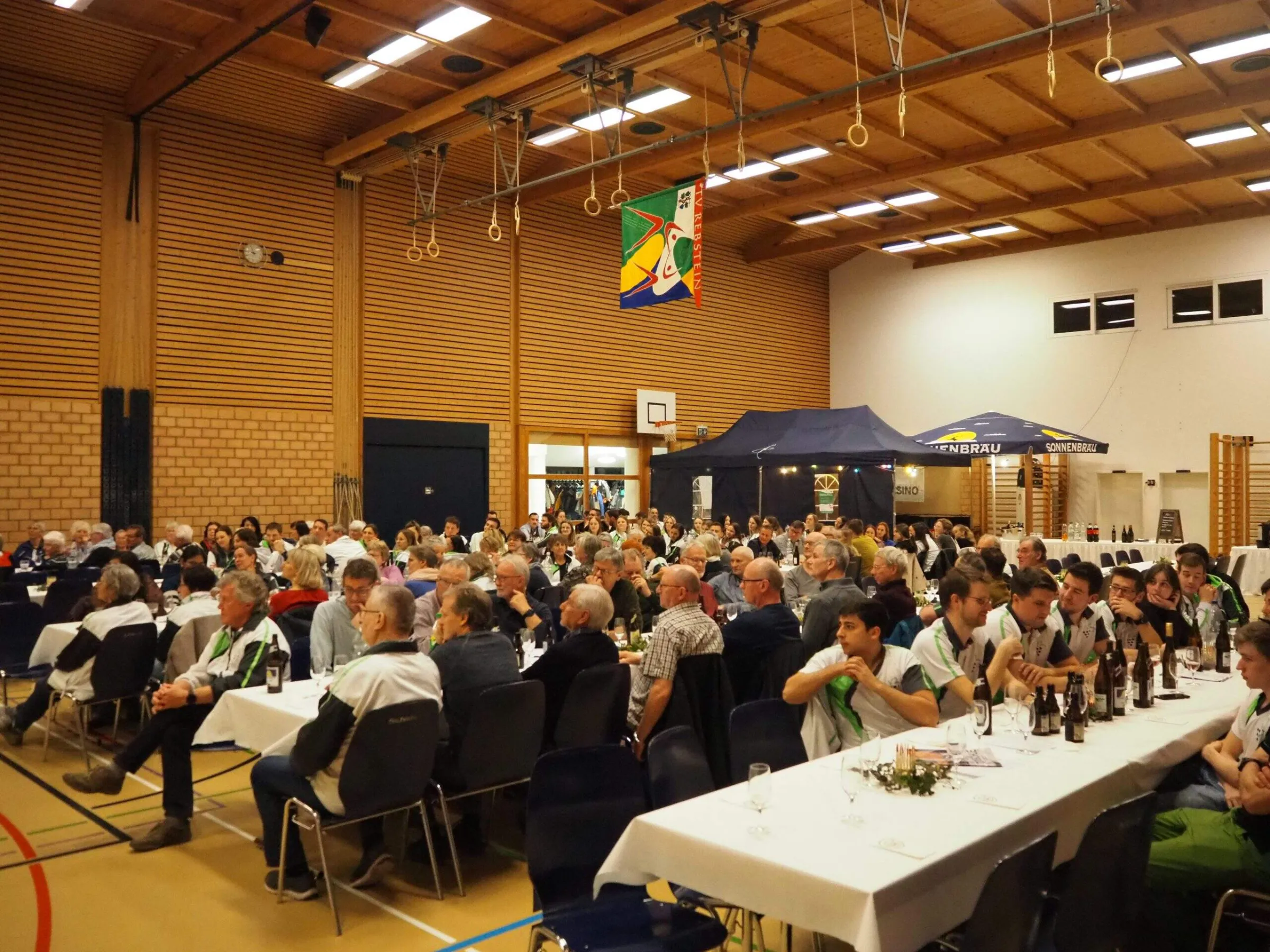 Mitglieder an der Generalversammlung in der Turnhalle