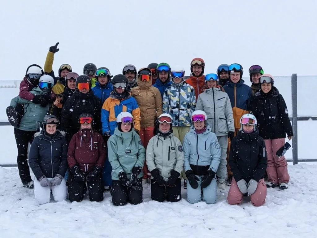 Die Aktivriege im Schnee beim Skiweekend