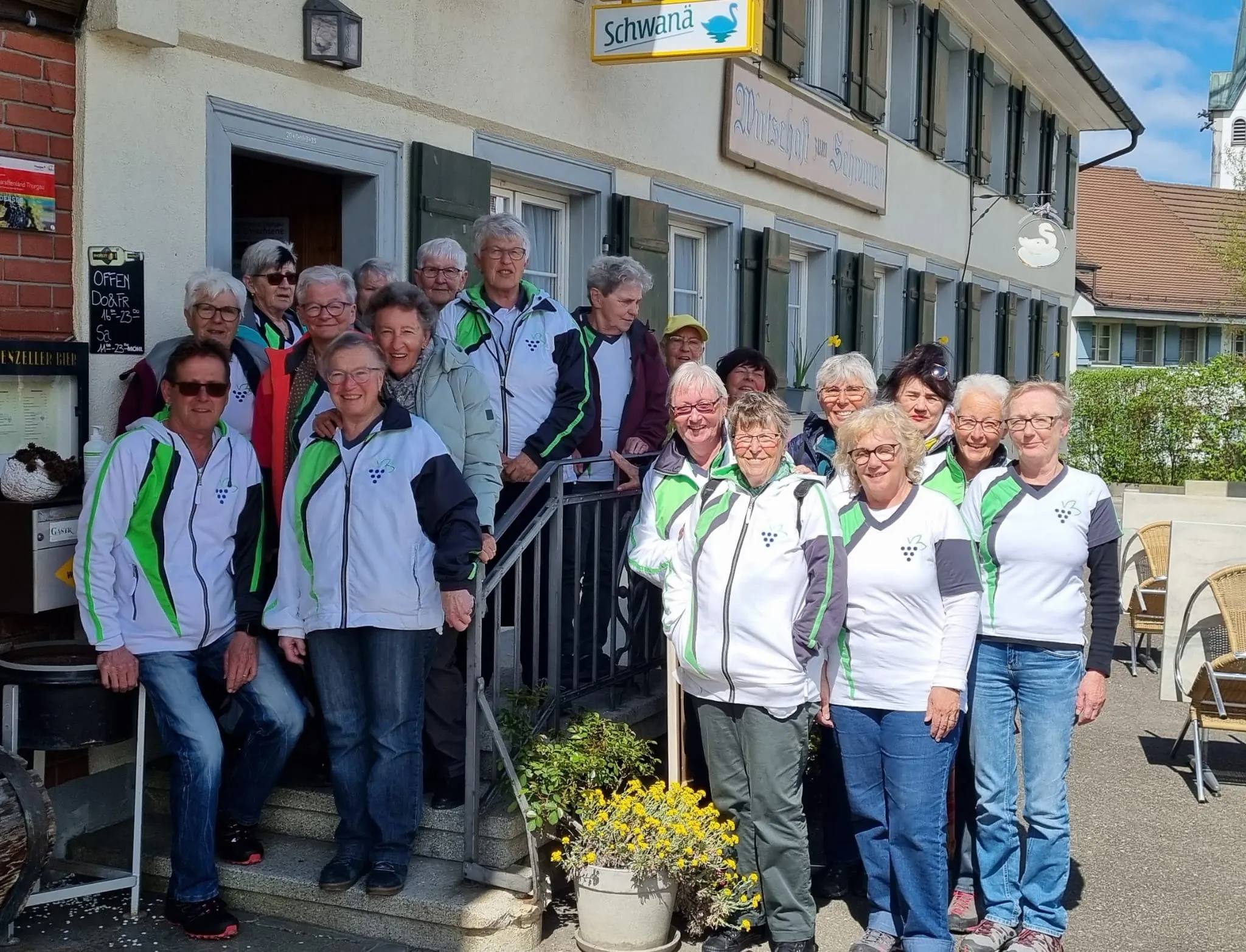 Die 60+ Riege vor einem Gasthaus während der Blueschtfahrt