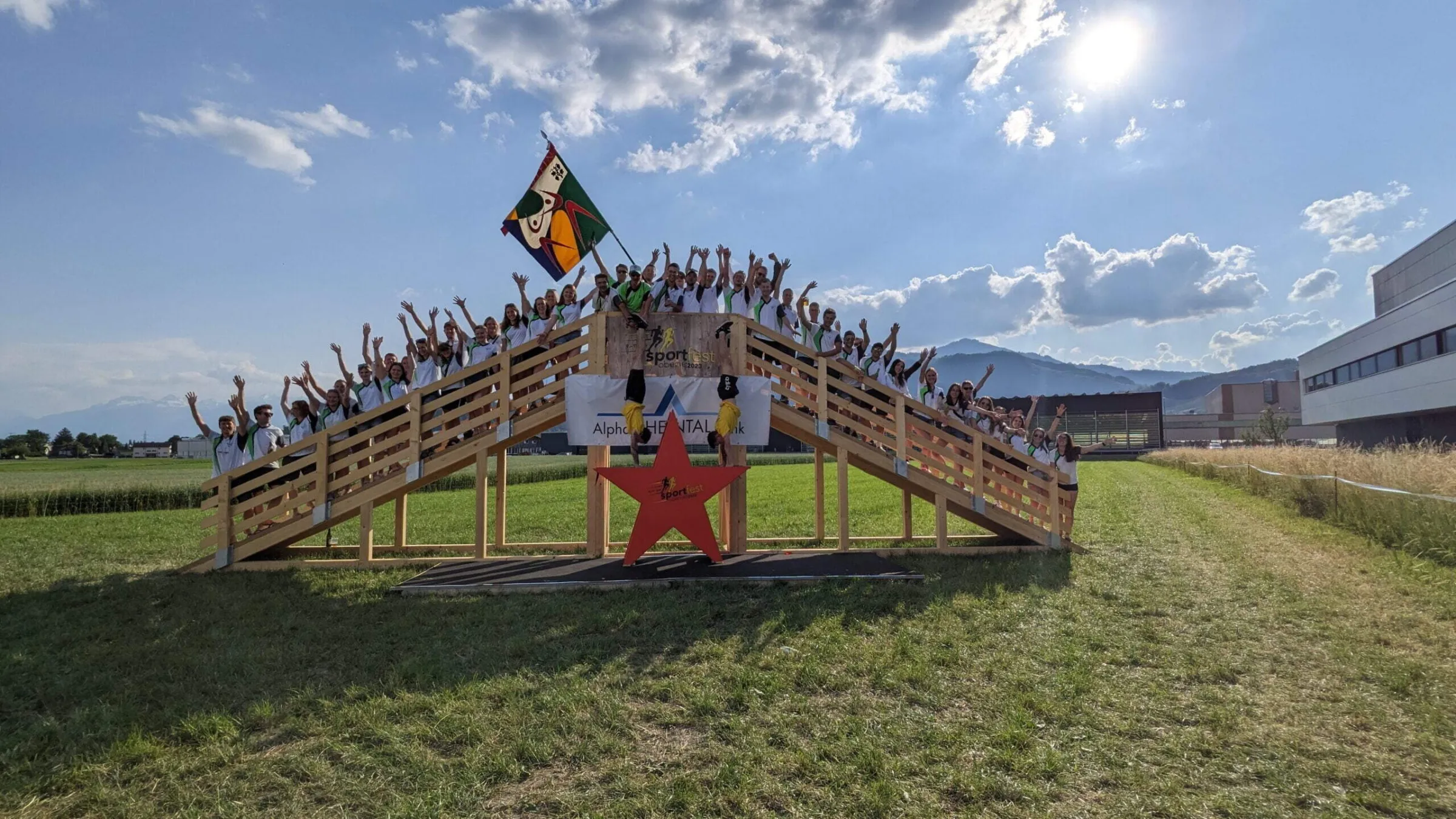 Die Aktivriege auf der Tribüne am Sportfest in Oberriet