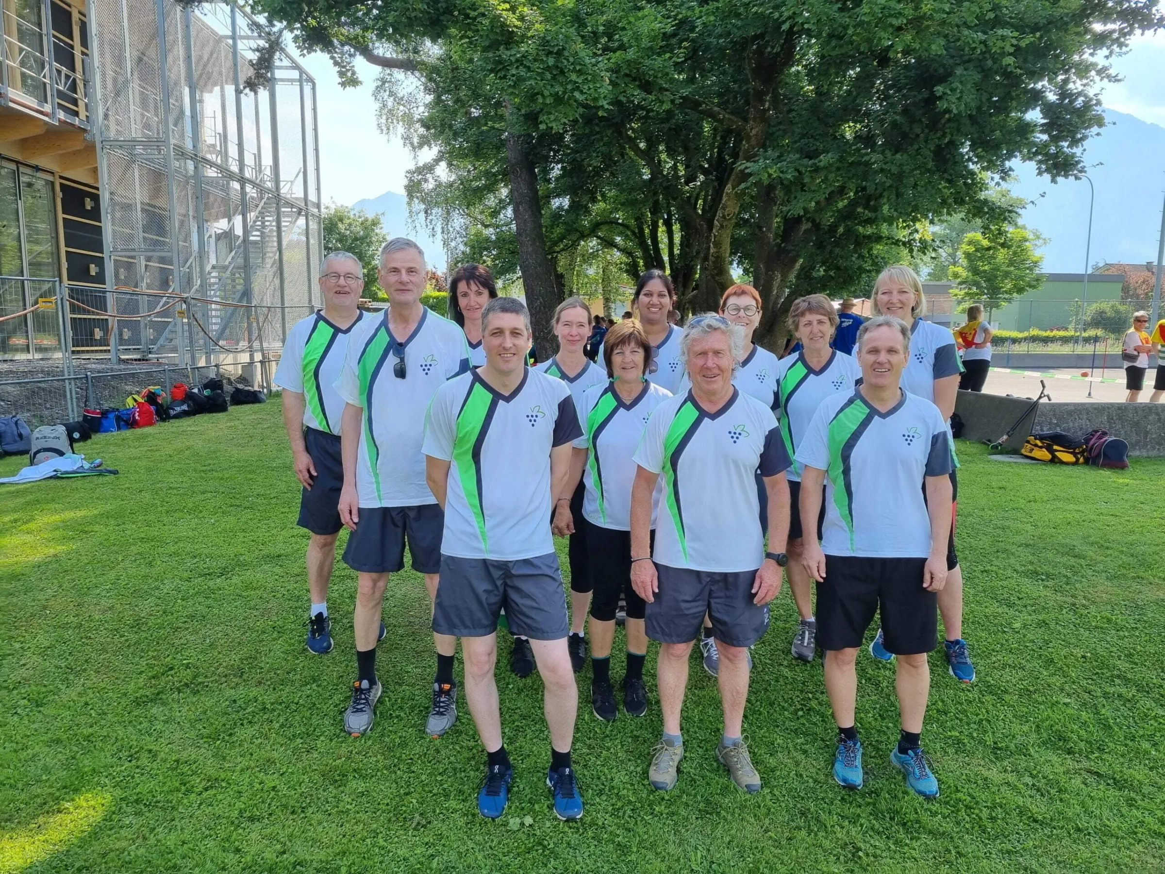Turnerinnen und Turner in Vereinsshirts am Sport-Fit-Tag
