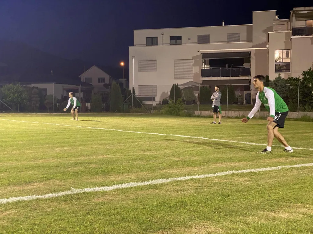 Faustballspiel bei Nacht auf dem Feld beim Progy