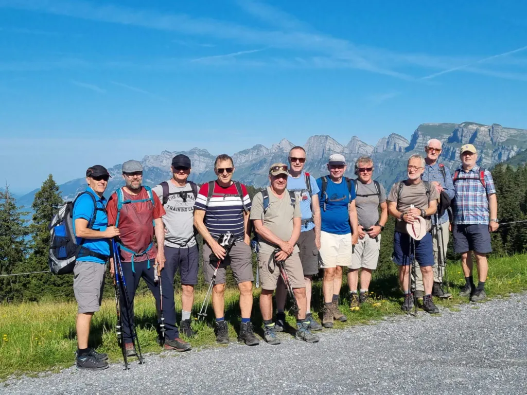 Die Männerriege auf einer Bergwanderung vor den Churfirsten