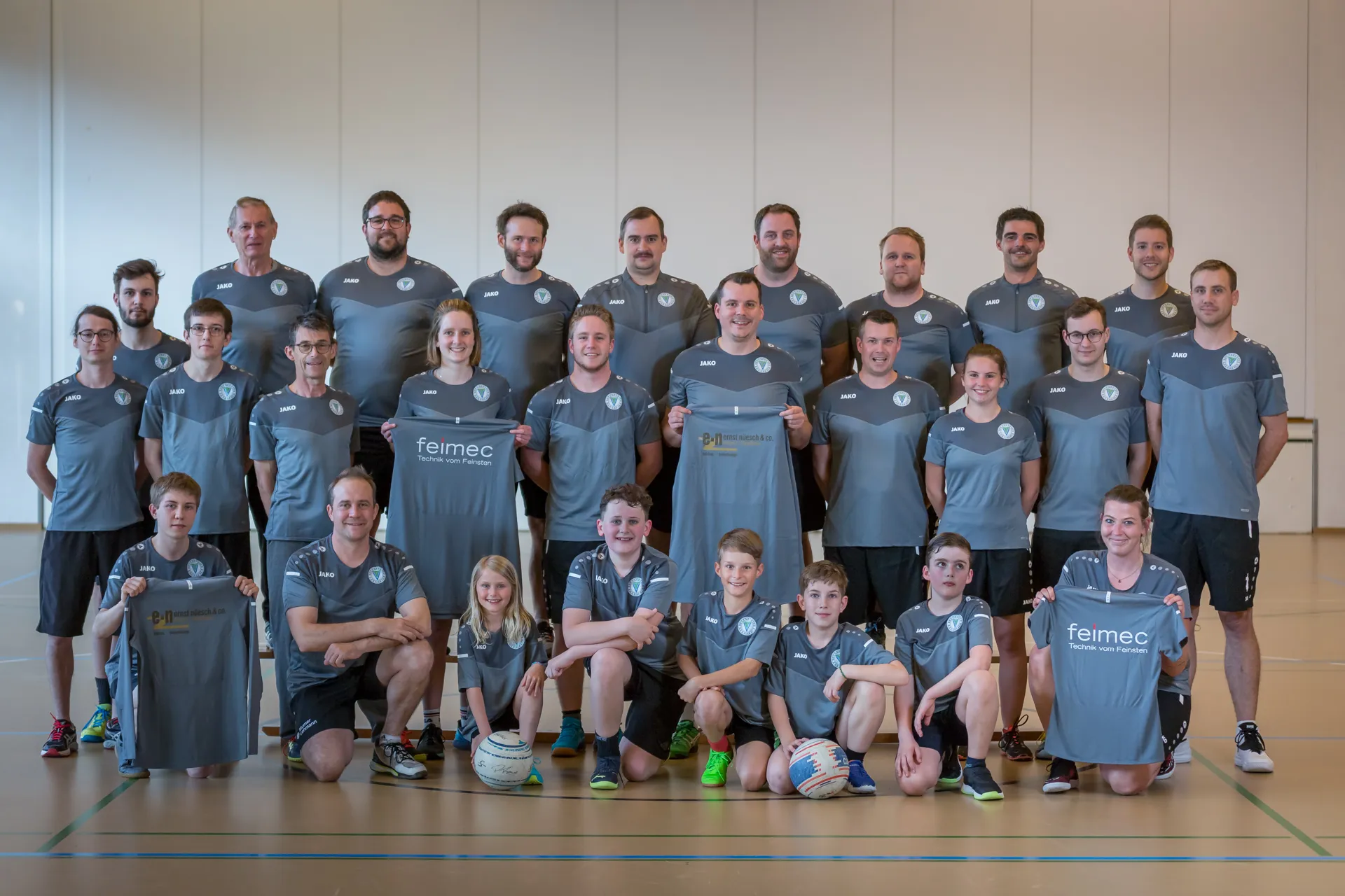 Die Faustballriege in grauen Trikots, Mannschaftsbild in der Halle