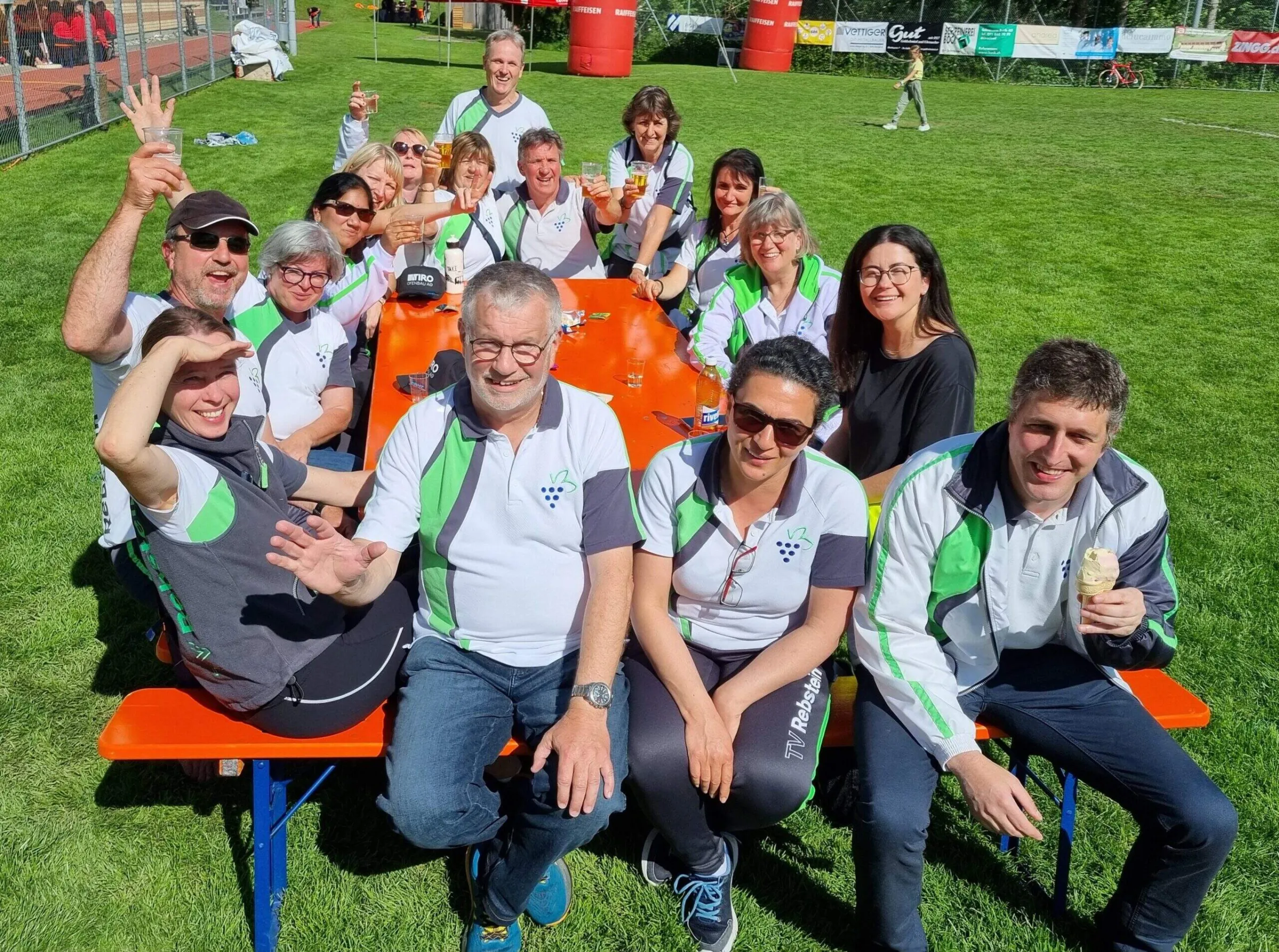 Frauen- und Männerriege an einem Festtisch am Sport-Fit-Tag