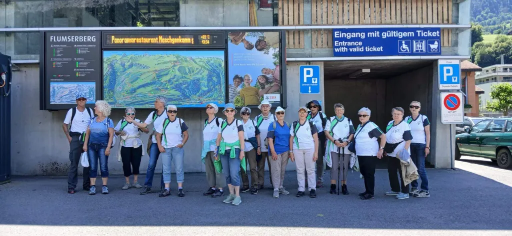 Die 60+ Riege vor der Talstation einer Bergbahn