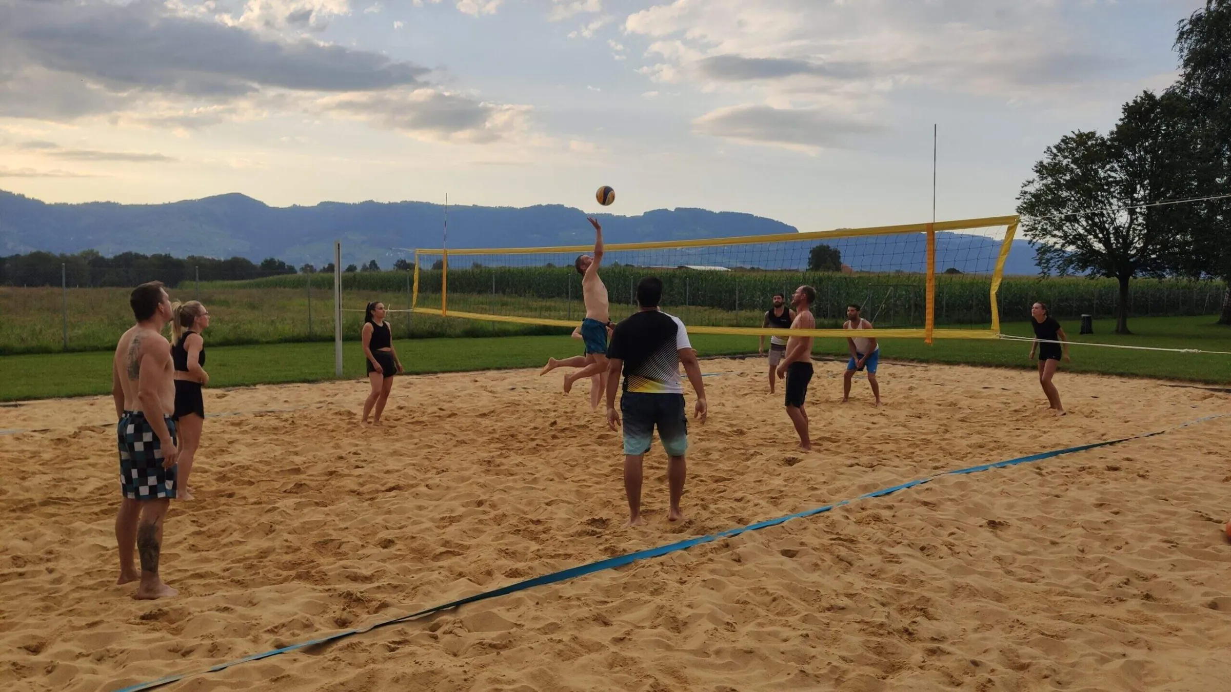 Beachvolleyball-Plauschturnier auf dem Sandplatz in der Abendsonne