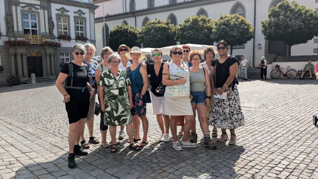 Die Frauenriege auf einem Stadtplatz während der Turnfahrt
