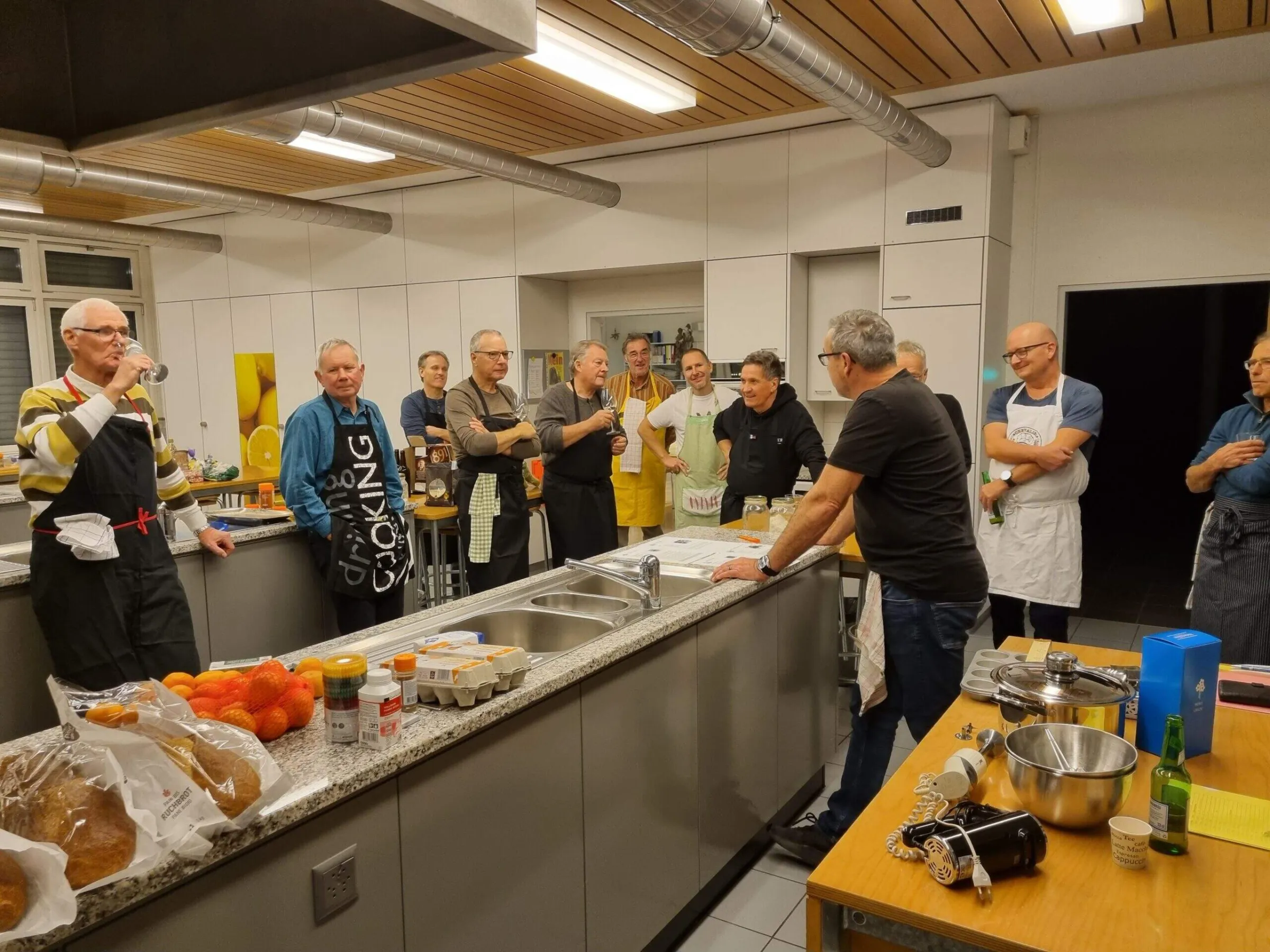 Die Männerriege beim Kochabend in der Küche