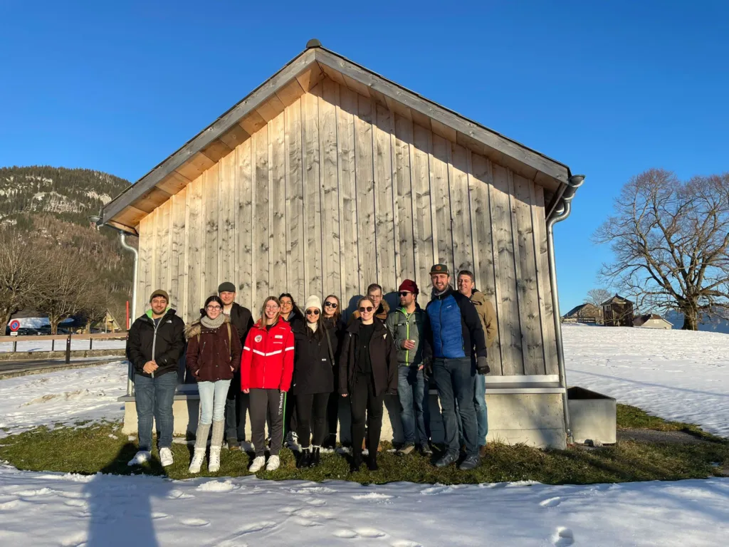 Die Aktivriege vor einer Holzhütte im Schnee