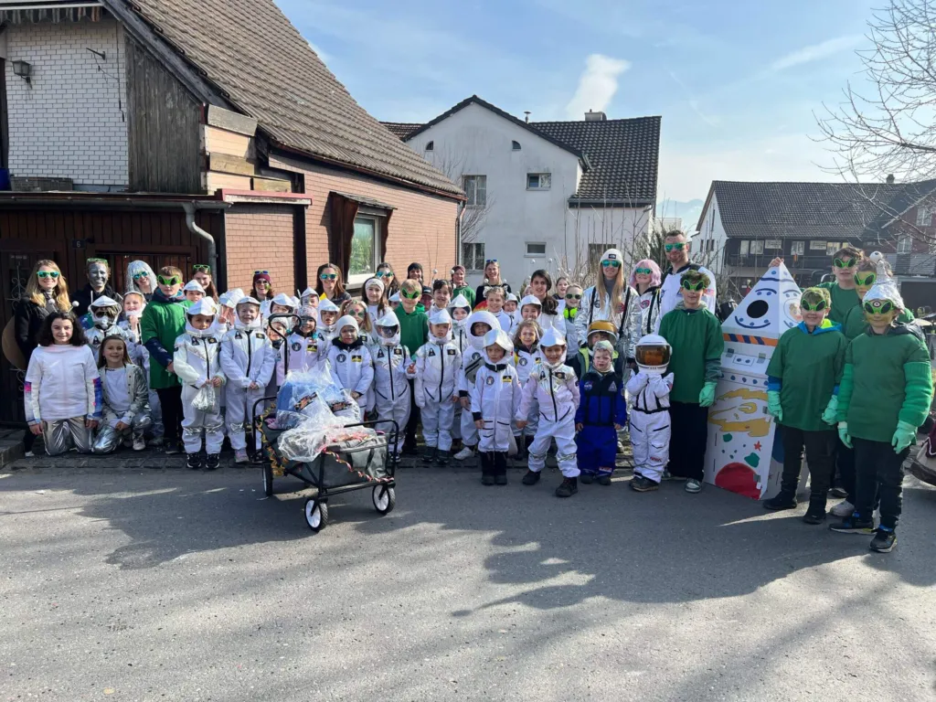 Jugendriegen in weissen Kostümen beim Fasnachtsumzug
