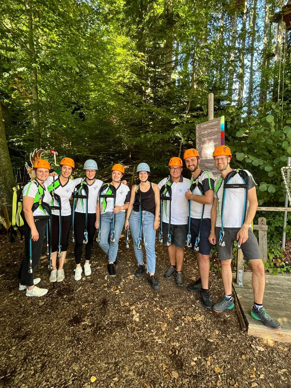 Die Aktivriege mit Kletterhelmen im Seilpark