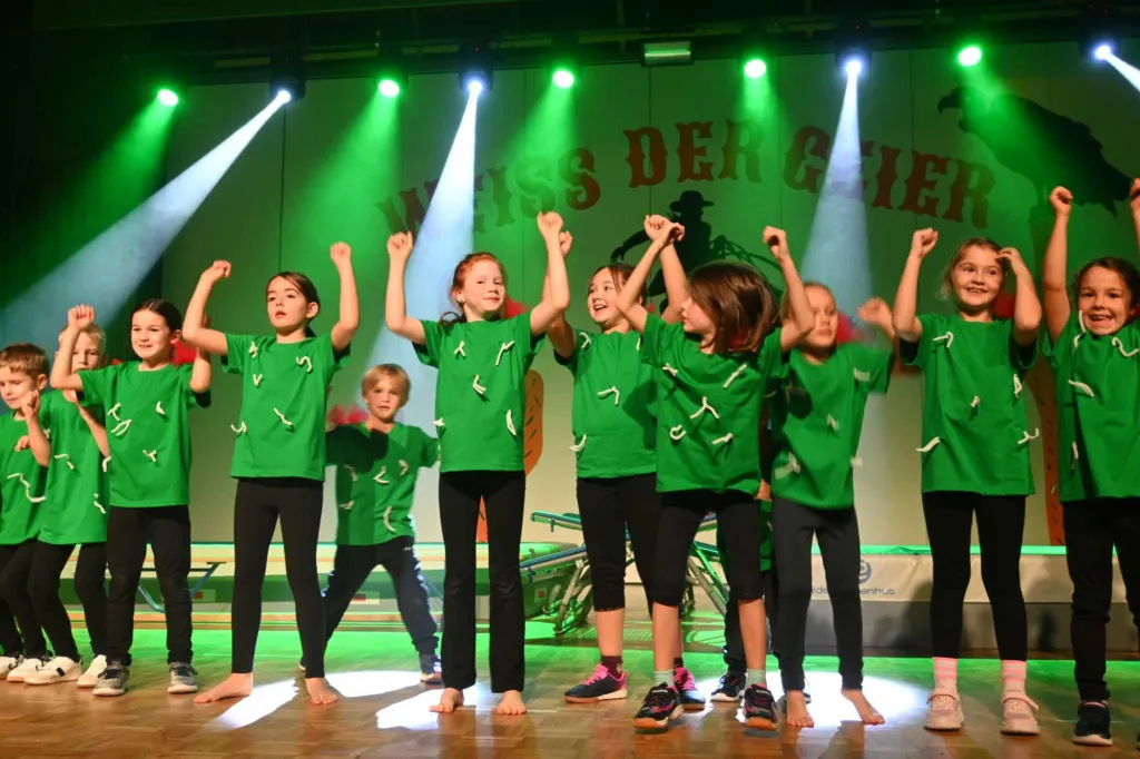 Jugendriege beim Schauturnen 2025 auf der Bühne