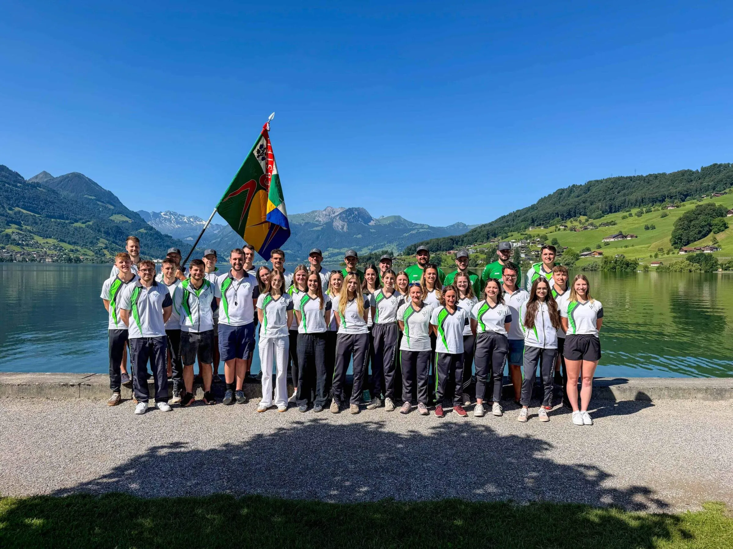 Die Delegation des TV Rebstein mit der Vereinsfahne am Sarnersee